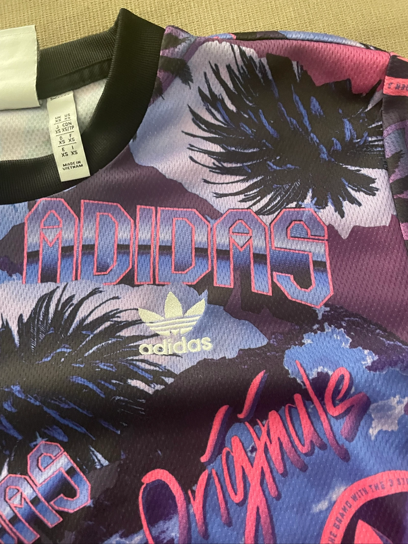 👕 Camiseta Adidas Originals – Estilo Retro Vaporwave / Tropical – Multicolor – photo 5